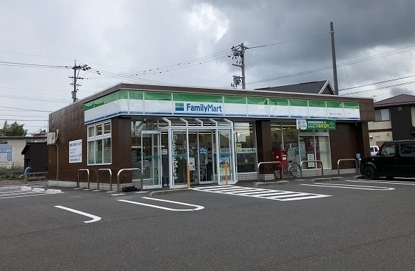 コンビニ　ファミリーマート（コンビニ）まで80m
