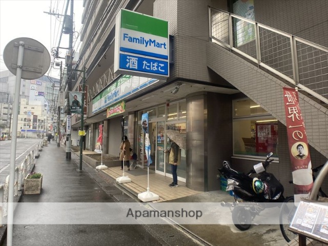 コンビニ　ファミリーマート橋本三丁目店（コンビニ）まで24m