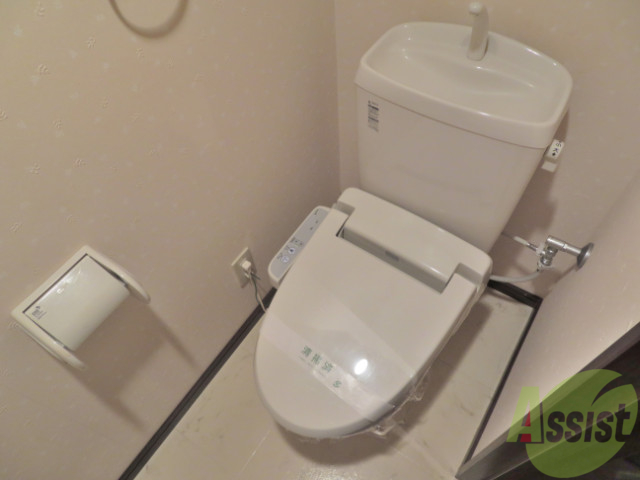 トイレ　嬉しいウォシュレット機能付きです。シャワートイレは便利ですね