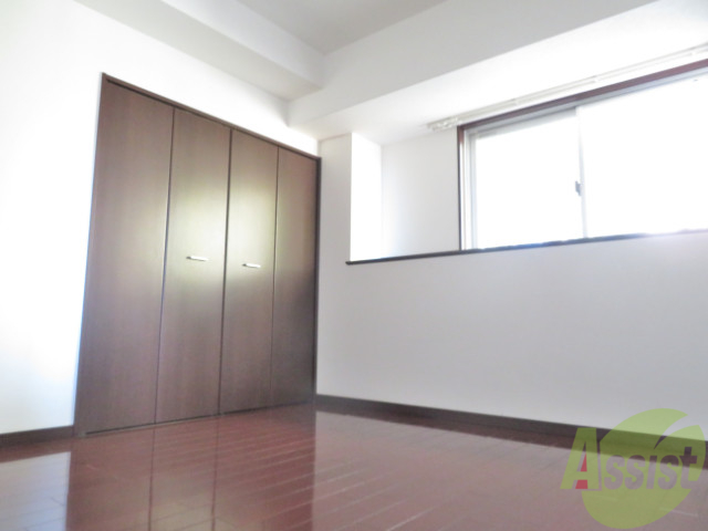 その他部屋・スペース　こちらは寝室です。広々としていて快適に過ごせますよ。