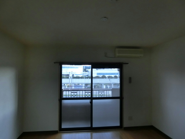 居室・リビング　＊他室の写真です。