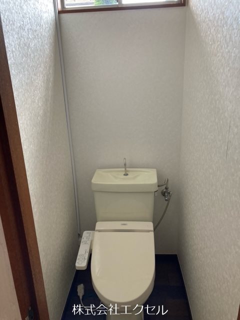 トイレ　温水洗浄便座です。