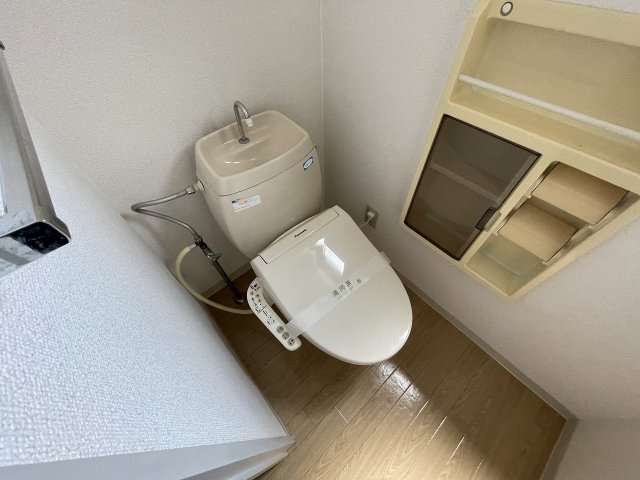 トイレ　棚付きで便利なトイレです♪