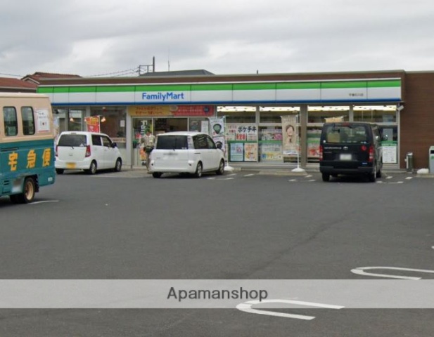 コンビニ　ファミリーマート（コンビニ）まで1445m