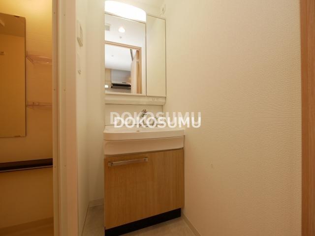 洗面設備　忙しい朝もスムーズに。使いやすさを追求した清潔な洗面空間。