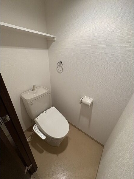 トイレ　※写真は同じマンションの違う部屋のものになります。
