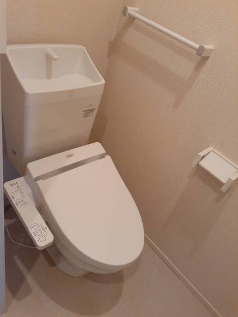 トイレ　嬉しい温水洗浄便座付きです♪