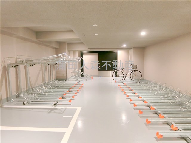 その他共有部分　屋根付きラック式の駐輪場　空き状況等詳細はお問合せ下さい