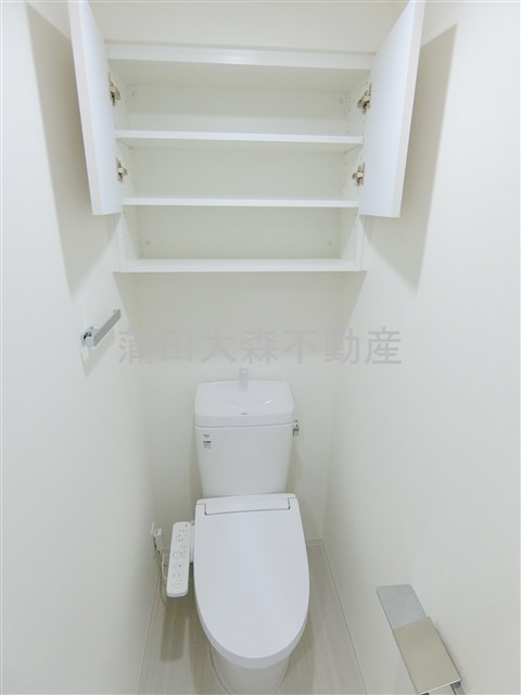 トイレ　棚収納と温水洗浄便座付きのトイレ