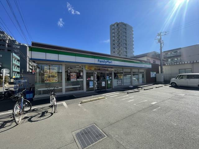 コンビニ　ファミリーマート相模大野八丁目店（コンビニ）まで440m
