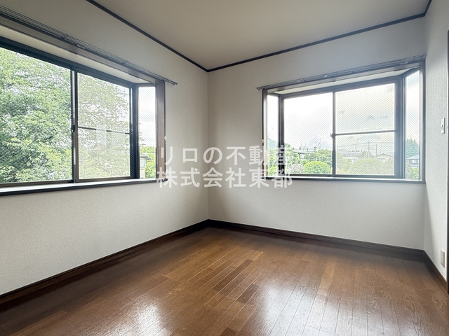 居室・リビング　２面採光なので、明るく風通しのよい過ごしやすいお部屋です♪