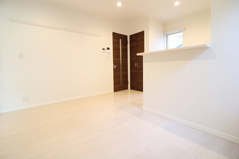 居室・リビング　白基調のお部屋で明るいです。