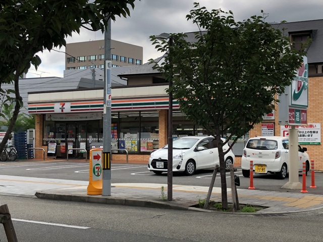 コンビニ　セブンイレブン（コンビニ）まで339m