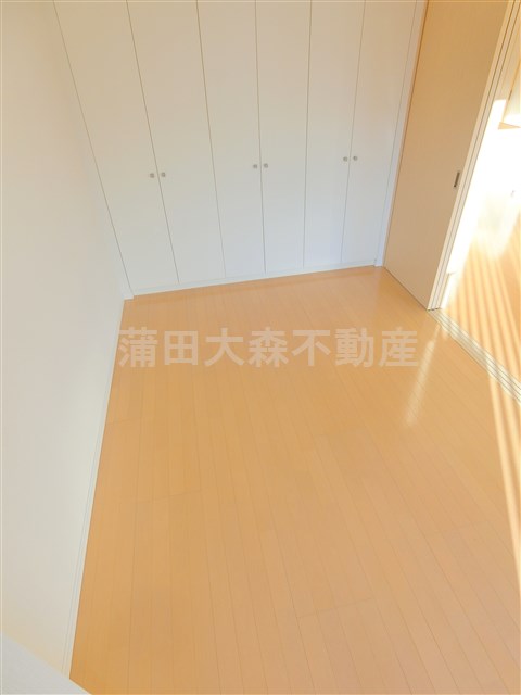 その他　洋室5.6帖　壁一面クローゼットの寝室