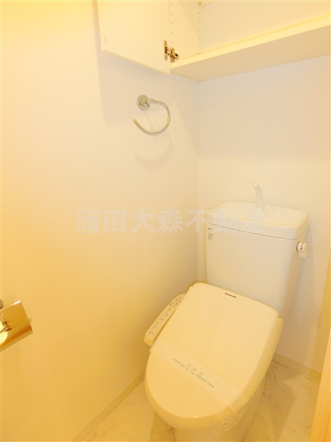 トイレ　棚収納と温水暖房便座付きトイレ