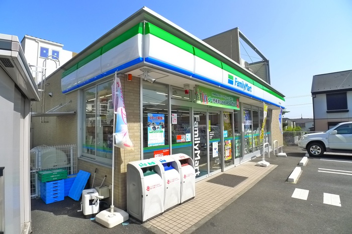 コンビニ　ファミリーマート（コンビニ）まで400m