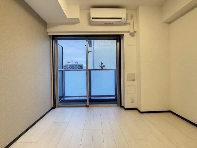 居室・リビング　優しい色合いの床材を使用した居住空間です。