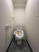 トイレ　内装は別部屋の参考写真です。