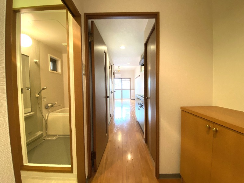 玄関　玄関を一歩入ると・・・こんな感じです。