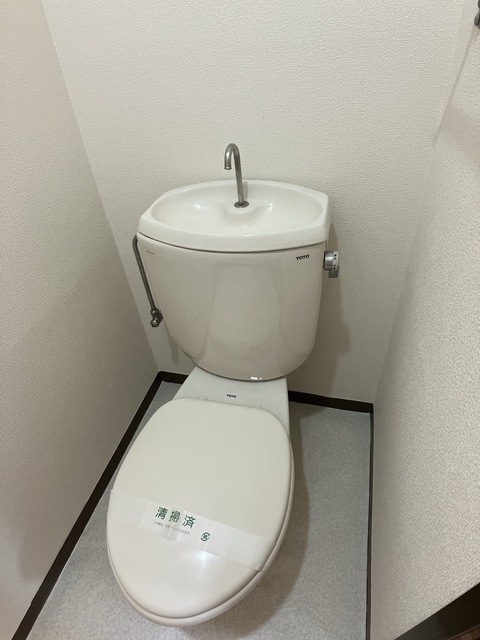 トイレ　※補修前の参考画像の為、設備等は現況優先。