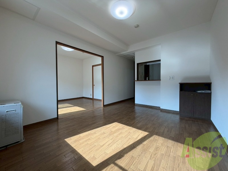 居室・リビング　木目のフローリングは落ち着きのある印象のお部屋になりますね。