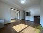 居室・リビング　木目のフローリングは落ち着きのある印象のお部屋になりますね。