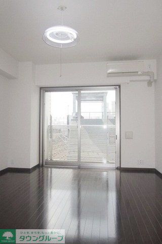 居室・リビング　高級感有るフローリング貼りのお部屋です。