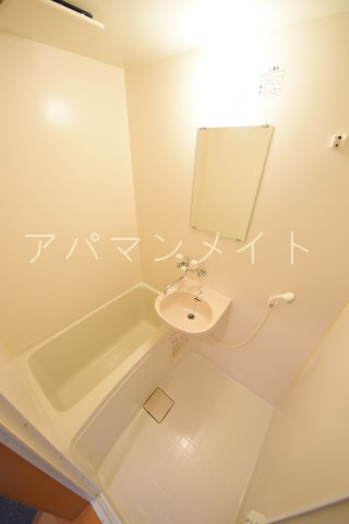 バス・シャワールーム　コンパクトで使いやすいお風呂です