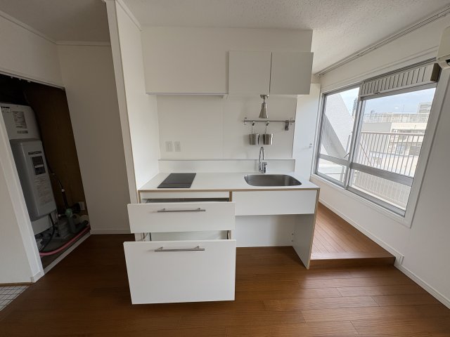 キッチン　IHコンロのミニキッチンです。棚や収納もあります。