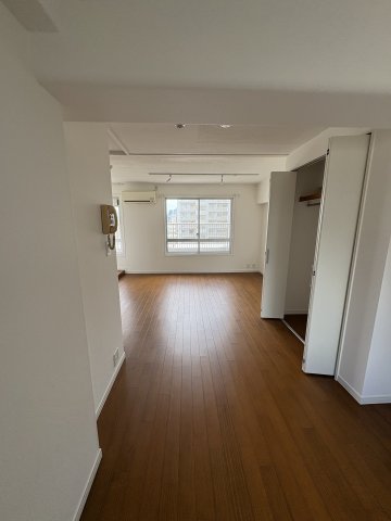 居室・リビング　白とライトグレーのポイントクロスの明るい雰囲気のお部屋です。