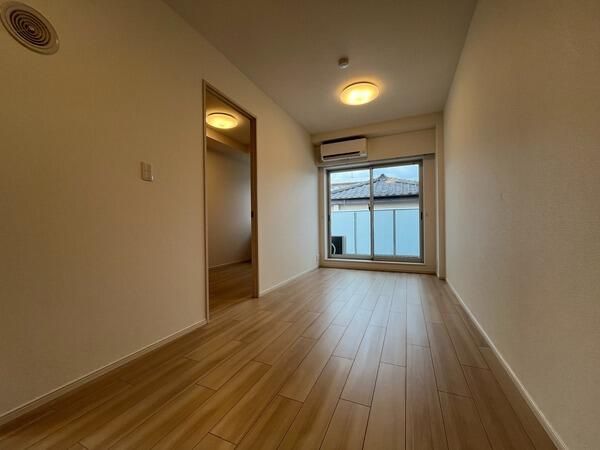居室・リビング　※同建物内・別タイプの参考写真です。