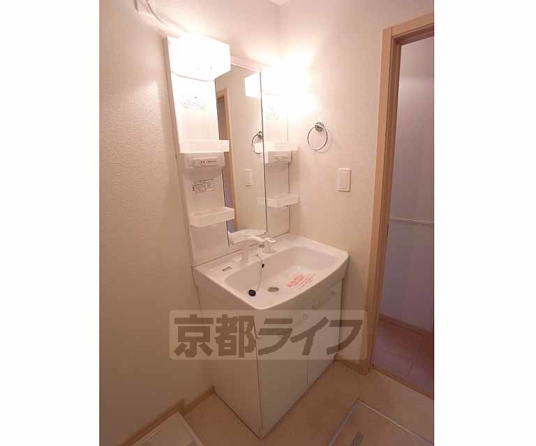 洗面設備　朝が気持ち良い洗面台です。