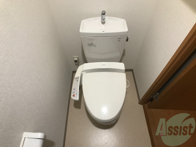トイレ　嬉しいウォシュレット機能付きです。シャワートイレは便利です。