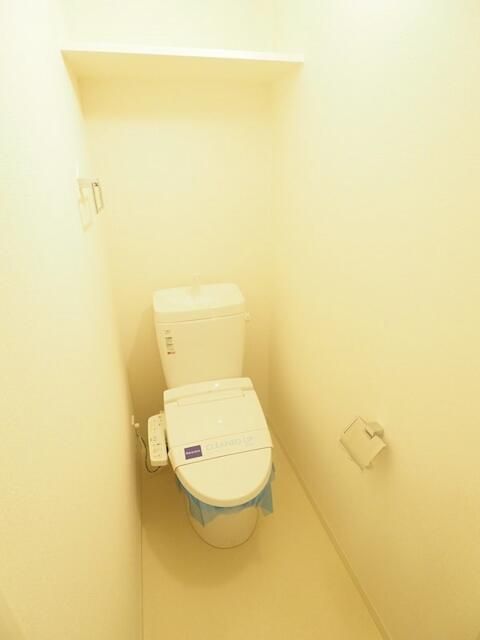 トイレ　落ち着いた色調のトイレです