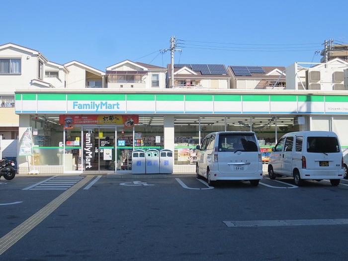 コンビニ　ファミリーマート（コンビニ）まで483m