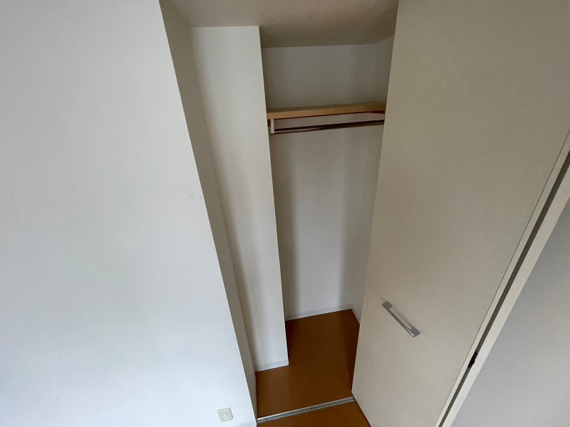 収納　寝室のウォークインクローゼットです。衣類その他沢山入ります！