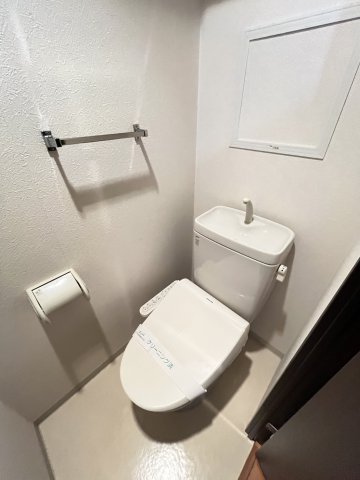 トイレ　落ち着いた色調のトイレです