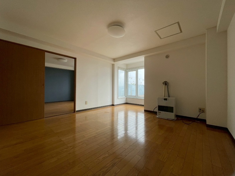 居室・リビング　木目のフローリングは落ち着きのある印象のお部屋になりますね。