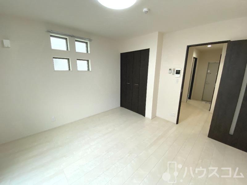 居室・リビング　窓から光が入るお部屋です♪