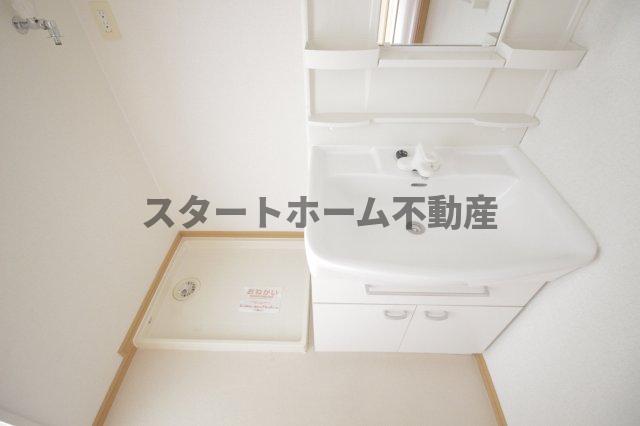 洗面設備　明るい洗面所です