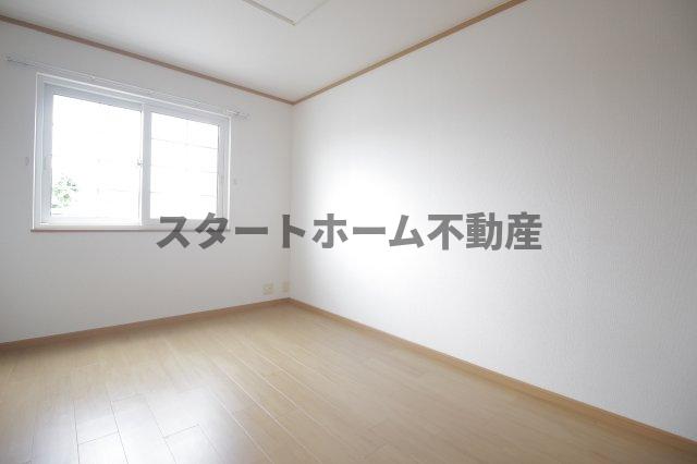 その他部屋・スペース　落ち着いた色調の寝室です