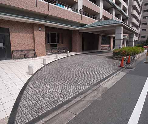 その他共有部分　建物入口部分も高級感。
