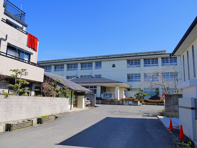 中学校　桜井市立大三輪中学校（中学校）まで118m