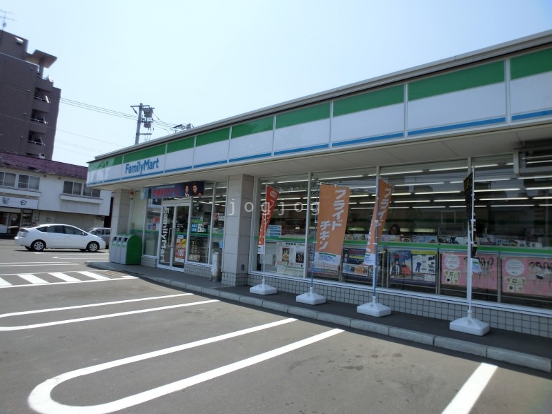 コンビニ　ファミリーマート札幌旭町7丁目店（コンビニ）まで318m
