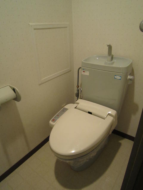 トイレ　ウォシュレット完備（反転間取り参考写真）