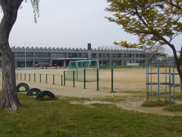 小学校　市立旭が丘小学校（小学校）まで880m