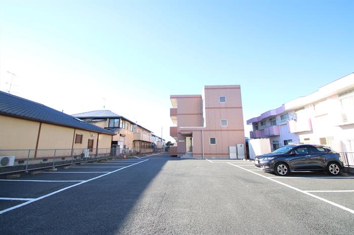 駐車場　広くて停めやすい駐車場です！（空きがあれば2台目貸出し可能）