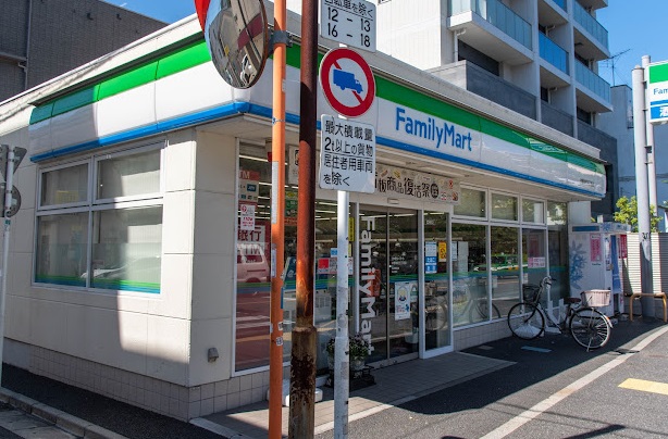 コンビニ　ファミリーマート 中野本町五丁目店（コンビニ）まで91m
