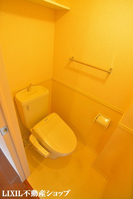 トイレ　上部に収納棚がある温水洗浄暖房便座付のトイレです。