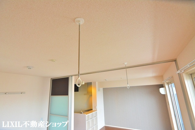 その他設備　南側洋室にはあると便利な室内物干し機能付です。